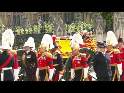 Queen's coffin en route to Wellington Arch before final journey to Windsor
