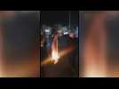 Une manifestante brûle son voile dans le sud de l'Iran