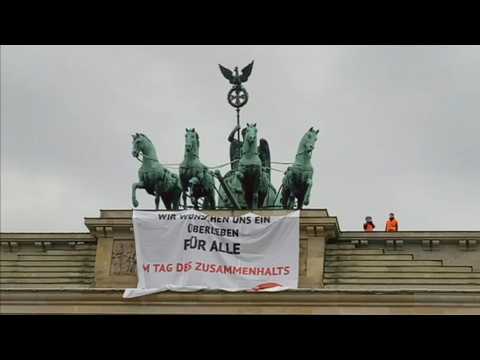 'Last Generation' activists scale Brandenburg Gate in climate call