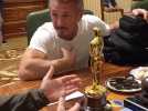 Sean Penn s'est rendu en Ukraine pour offrir son Oscar au président Zelensky