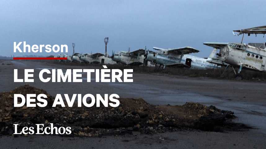 Illustration pour la vidéo L'aéroport de Kherson, cimetière d'avions et de véhicules blindés après le retrait des Russes