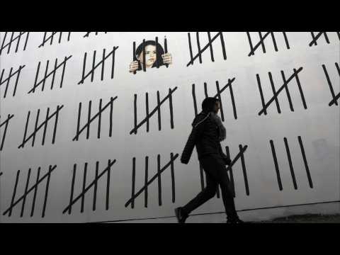 VIDEO : L'artiste Banksy accuse la marque Guess d'avoir plagi ses oeuvres