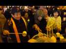 Les maires de Nagoya et de Reims ouvrent un fût de saké au marché de Noël