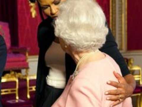 VIDEO : Pourquoi il ne faut JAMAIS toucher la reine d?Angleterre