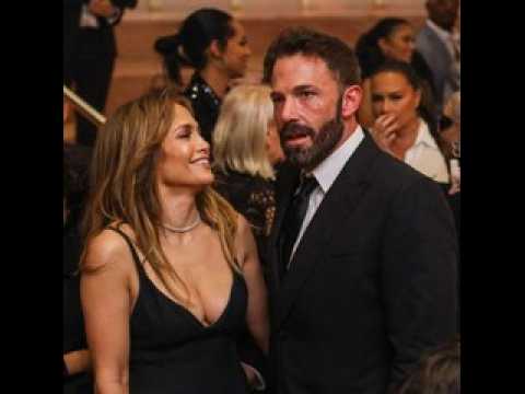 VIDEO : Ben Affleck prend le micro aux côtés de Jennifer Lopez lors d?une fête de fin d?année