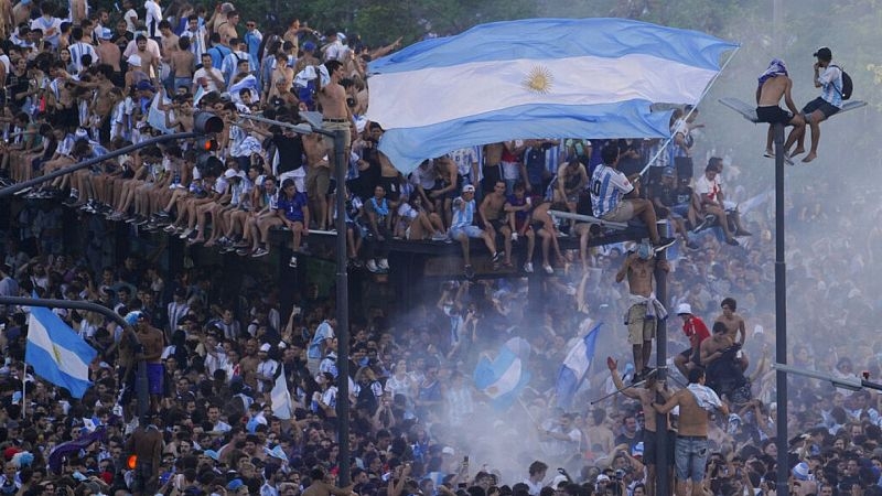 L'Albiceleste sur un nuage à Buenos Aires : une foule immense d'Argentins pour les célébrations (Euronews FR)