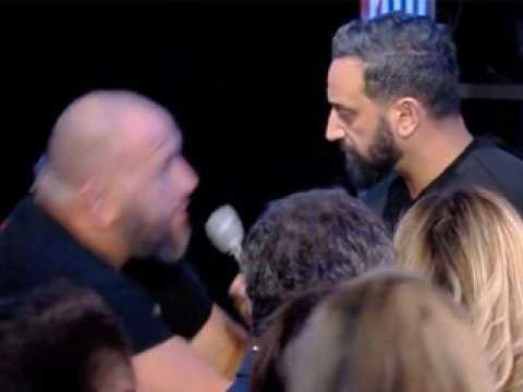 VIDEO : TPMP : Mokhtar attrape Cyril Hanouna en pleine émission, interpellation musclée en direct