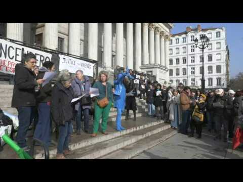 In Lyon, supporters of Italian activist Vincenzo Vecchi protest outside court