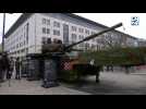 A Berlin, une épave de char russe, le canon pointé vers l'ambassade
