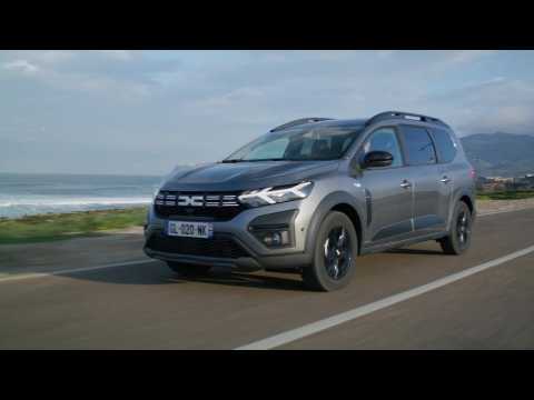 The new Dacia Jogger Hybrid 140 in Gray Driving Video