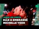 Jamie Lee Curtis embrasse Michelle Yeoh pour célébrer son prix aux SAG Awards