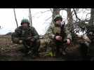 En Ukraine, des soldats tiennent leur position à quelques centaines de mètres de l'ennemi