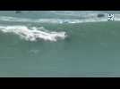 Des surfeurs profitent des vagues géantes au Portugal