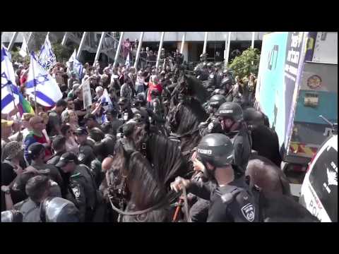 Israeli police use stun grenades to disperse Tel Aviv rally