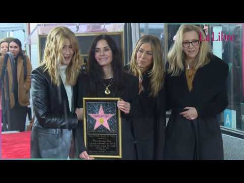 VIDEO : Courteney Cox dcouvre son toile  Hollywood... entre amies