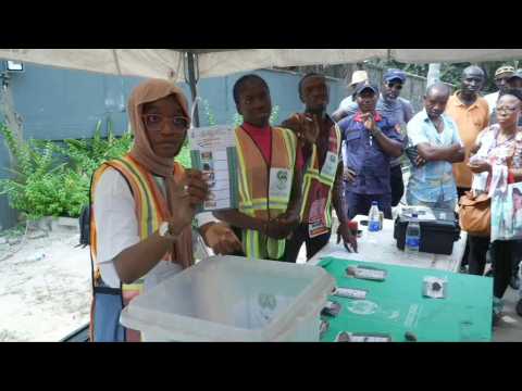 Officials begin to count votes in Lagos