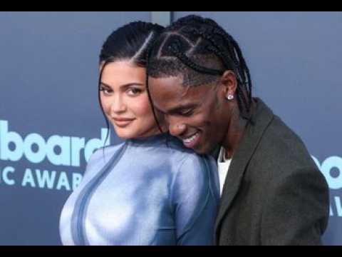 VIDEO : Kylie Jenner et Travis Scott dvoilent le prnom et le visage de leur petit garon