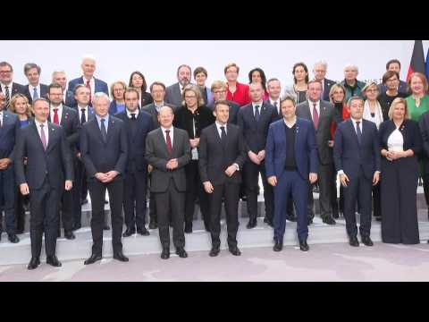 Family photo of the French and German governments in Paris