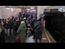 Les habitants de Kiev s'abritent dans les stations de métro pendant les bombardements russes