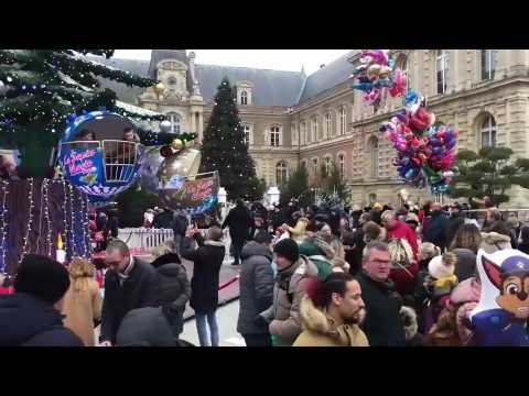 Pas de masque sur le marché de Noël d'Amiens