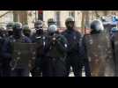 Gaz et canon à eau: la police disperse la foule qui manifeste contre la réforme des retraites
