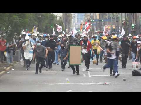 Peru: Anti-government protesters clash with police in Lima