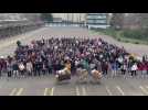 Les élèves du collège Pierre Daunou ont réalisé un flash mob après la remise des denrées aux Restos du CSur.