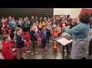 Les enfants chantent pour la cérémonie de Démos à Sains-Richaumont