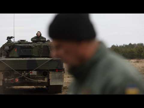 Ukrainian troops train on Leopard 2 tanks in Poland