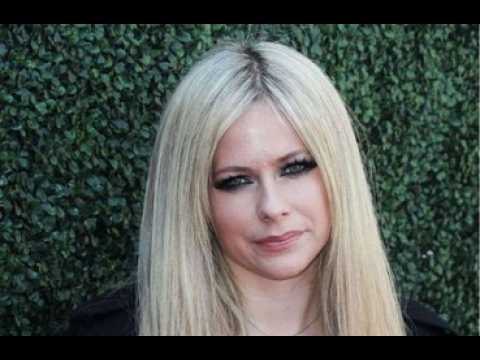 VIDEO : Avril Lavigne et Tyga en couple ? Ce geste qui sme le doute
