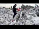 Séisme en Turquie: des ballons rouges accrochés aux décombres en hommage aux enfants décédés