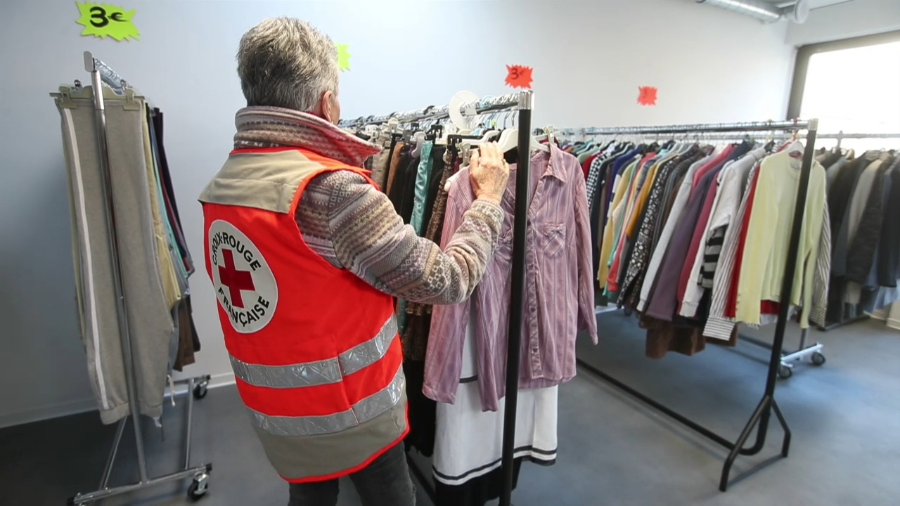 Boutique Solidaire Croix Rouge Donner Des Vetements Collecte Et