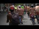 Des centaines de cyclistes circulent nus dans les rues de Melbourne