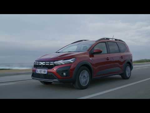The new Dacia Jogger Hybrid 140 in Terracotta Brown Driving Video