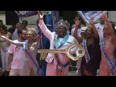 Rio mayor hands key to city to carnival king