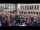 Remco Evenepoel acclamé par la foule depuis le balcon de la Grand-Place de Bruxelles