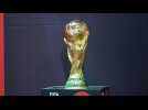 Mondial de foot: le trophée de la Coupe du monde présenté à Paris