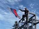 Des soldats ukrainiens descendent des drapeaux russes à Lyman