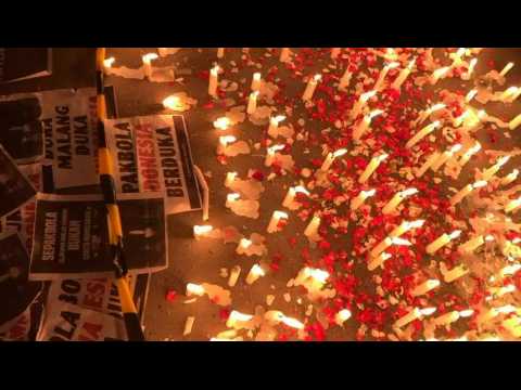 Hundreds attend candlelight vigil for Indonesia's football riot victims