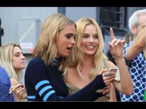 VIDEO : Margot Robbie et Cara Delevingne ont-elles agress un paparazzi ?