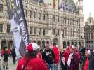 Remco Evenepoel mis à l'honneur: vêtus de rouge, des fans arrivent sur la Grand-Place de Bruxelles