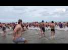 VIDEO. Record battu pour le dernier bain de l'année à Dinard
