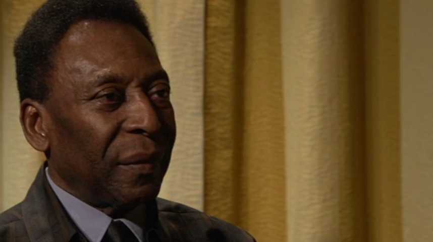 Photo Dédicacée De Pelé (Brésil) Avec Chemise Présentoir Et Certificat D'Authenticité