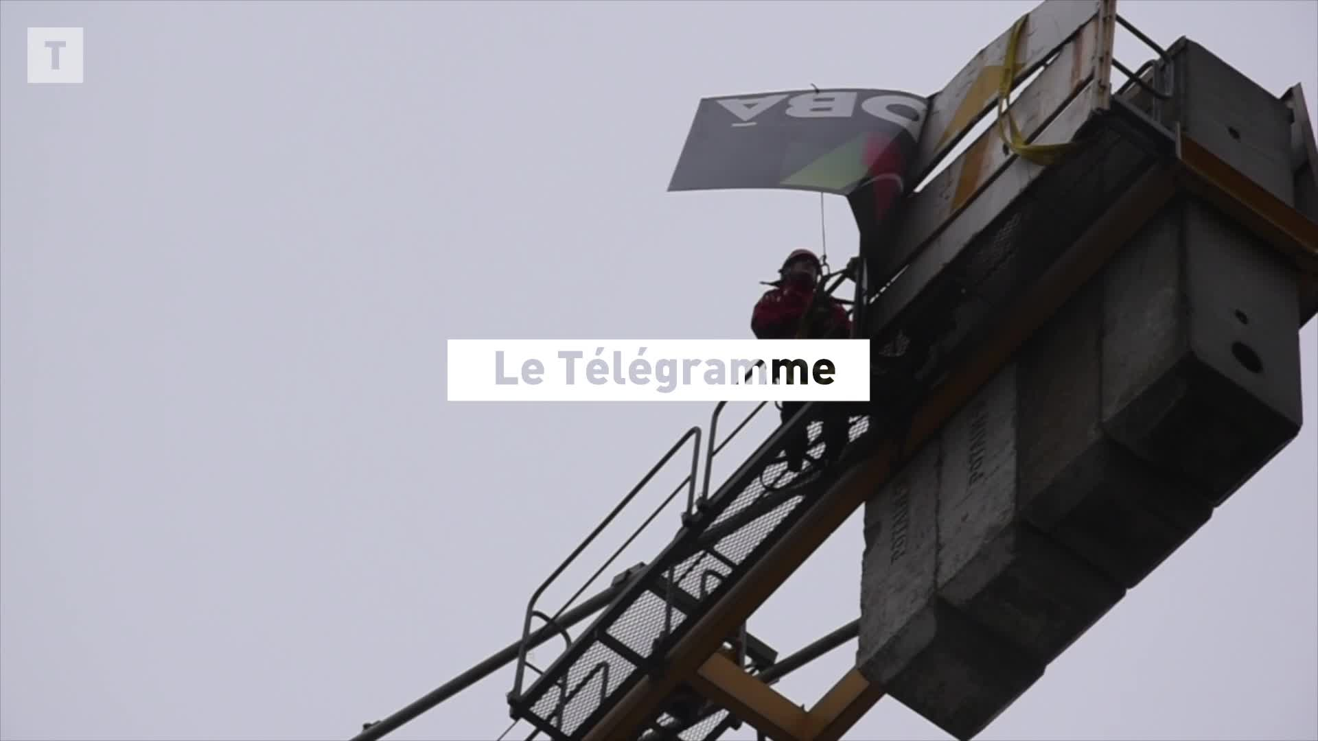 À Landerneau, les pompiers décrochent des plaques métalliques du sommet d’une grue, à demi arrachées par le vent  (Le Télégramme)