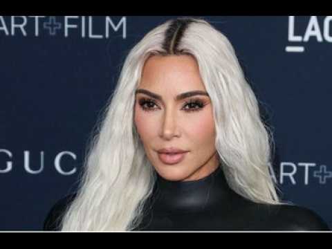 VIDEO : Kim Kardashian a-t-elle retouché toute sa famille sur une photo de Noël ?