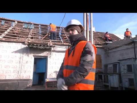 War in Ukraine: Volunteers repair houses damaged by Russian shelling