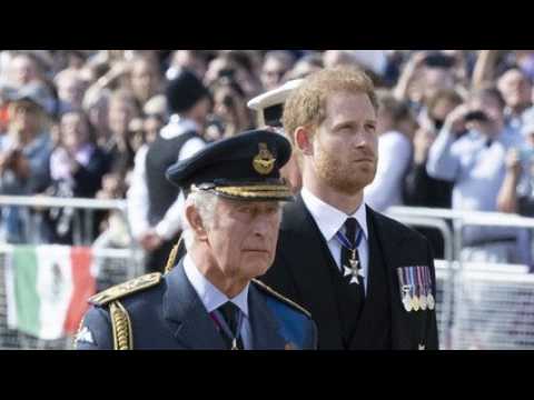 VIDEO : Prince Harry a suppli son pre de ne pas se marier avec Camilla