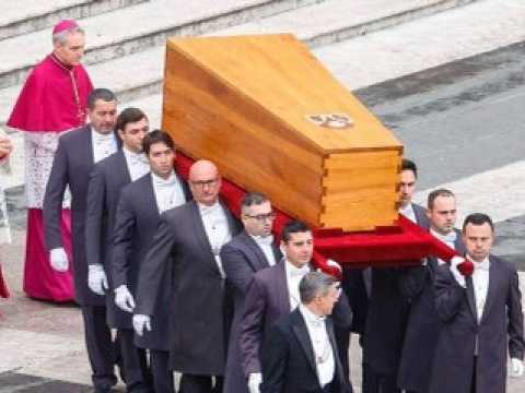 VIDEO : Funrailles de Benot XVI : Pourquoi le pape repose dans trois diffrents cercueils ?