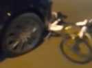 Un cycliste renversé, son vélo écrasé par une voiture