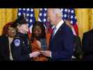 Joe Biden décore des policiers pour leur rôle dans l'assaut du Capitole du 6 janvier 2021